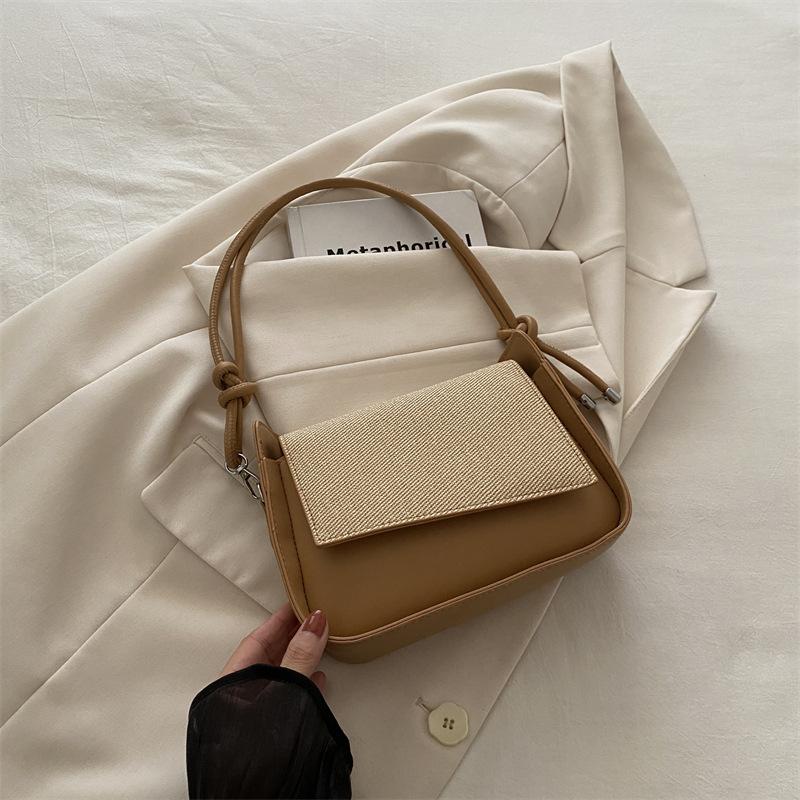 Красивая повседневная маленькая квадратная сумка, модная нишевая женская летняя новая портативная персонализированная сумка, повседневная сумка подмышку