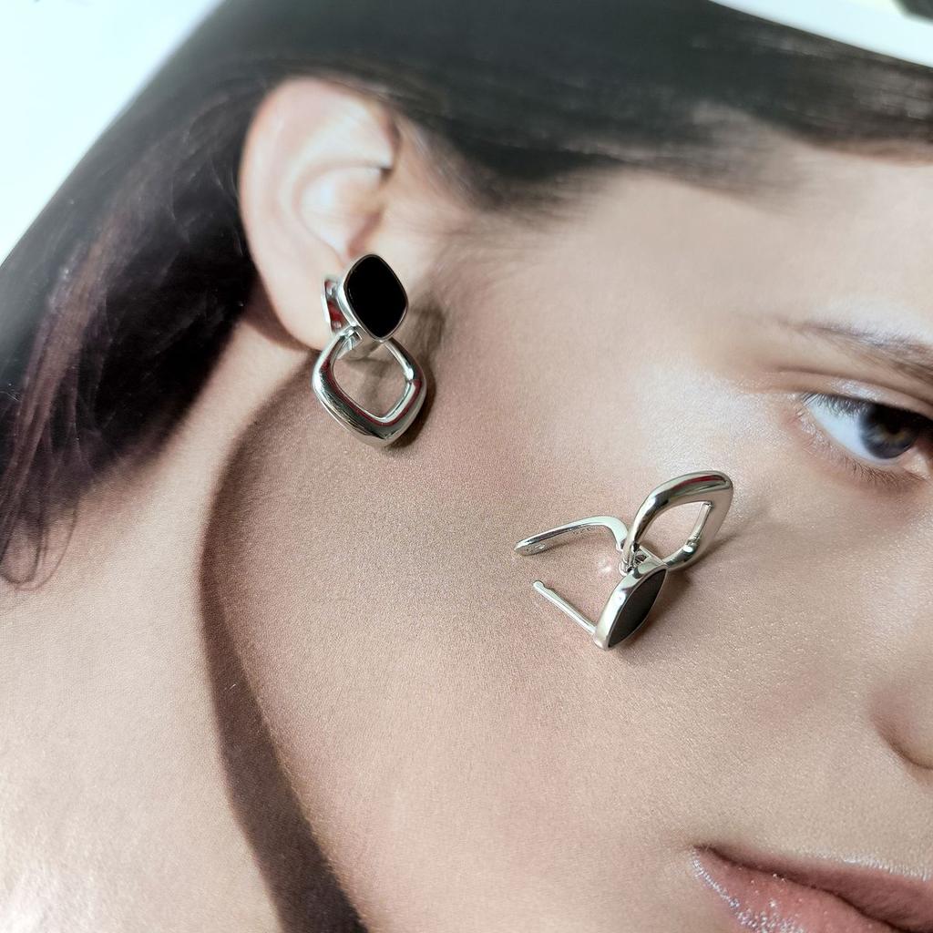 Серебряные серьги с натуральным ониксом (60002115)