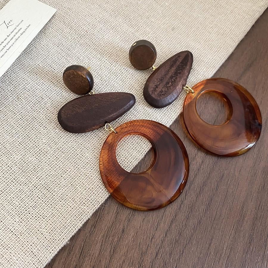 Silver Needle Geometric Stud Earrings: Retro, Light Luxury, Versatile Fashion, Elegant Accessories.