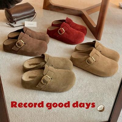 Версия из коровьей кожи имеет внутреннюю высоту, а полубосая женщина носит шлепанцы на толстой подошве и пушистую обувь снаружи.