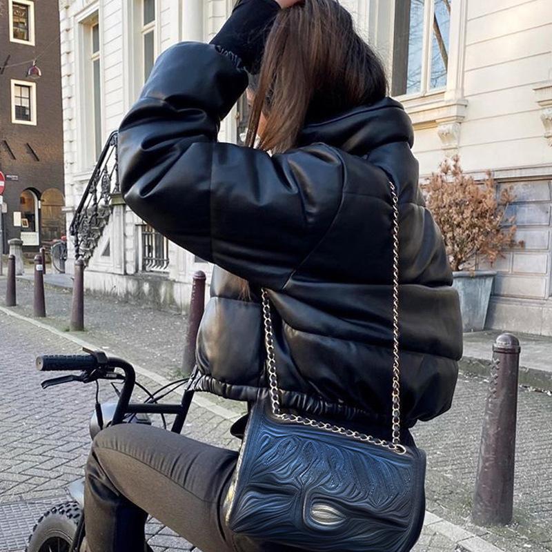 Зимняя кожаная женская короткая хлопковая куртка. Теплая женская модная куртка с воротником-стойкой.