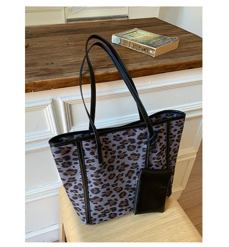 2025 New Korean Niche Leopard Print Tote Bag Retro Casual Shoulder Bag Large-capacity Commuter Bag