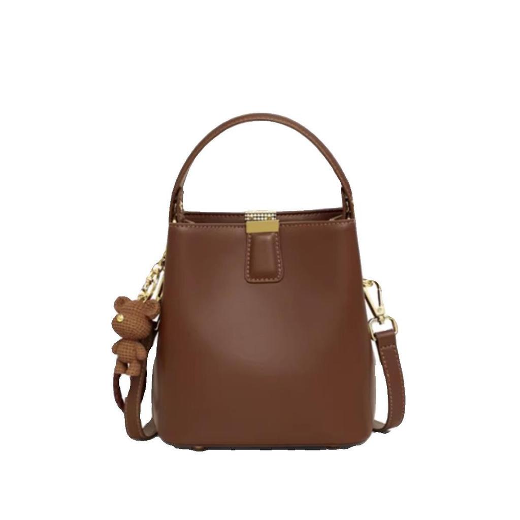 В этом году в тренде модные женские сумки, включая стильные одноплечевые сумки кроссбоди в форме ведра и сумки для ношения в руке для поездок на работу.