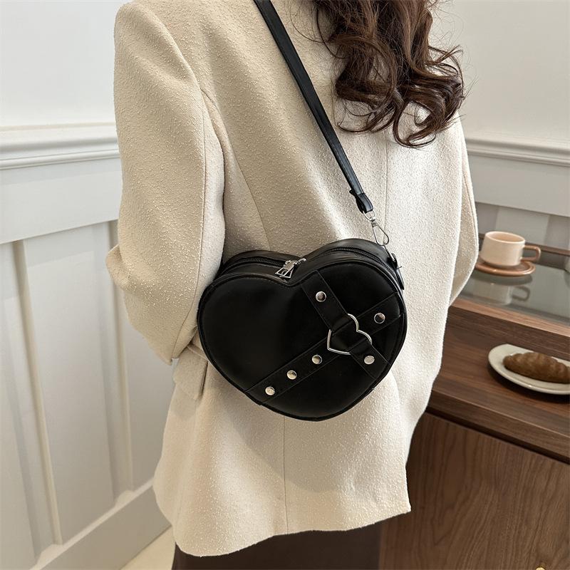 Любовь к заклепкам популярная мода 2025 новая модель с женской сумкой через плечо