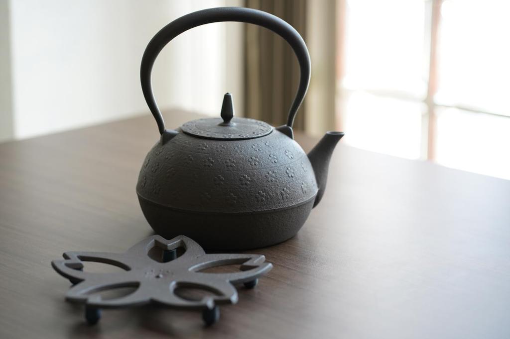 Чайник Ikenaga Iron Works Iron Kettle Nambu Ironware Kettle Fire Compatible Iron Replenishment Shade Sakura Pattern Brown Made in Japan 1.2L IH/Gas