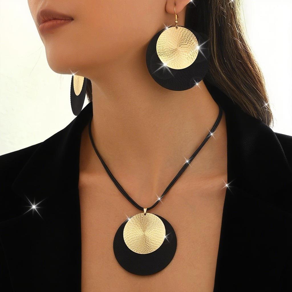 Retro Disc Necklace Women'S High Sense Light Luxury Fashion Pendant Neck Chain Valentine'S Day Gift