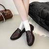 С текстурой маленького костюма, маленькими кожаными туфлями, новые толстые лоферы на низком каблуке осенью 2025 года, туфли-лодочки с круглым носком для работы с глубоким вырезом