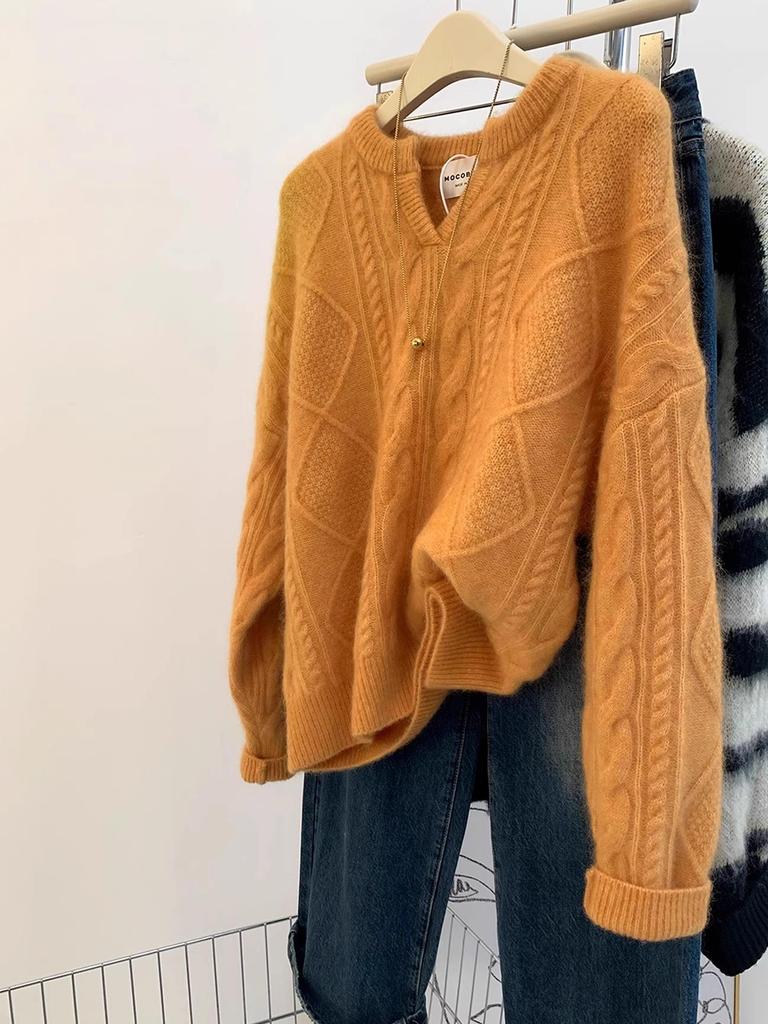 Женский серый свитер крупной вязки с V-образным вырезом из шерсти енота - Весенне-летний стиль