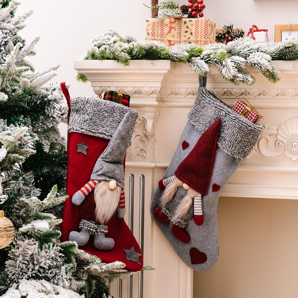 Роскошные рождественские чулки с серой бахромой, плюшевыми игрушками Лесного Санты и Рудольфа