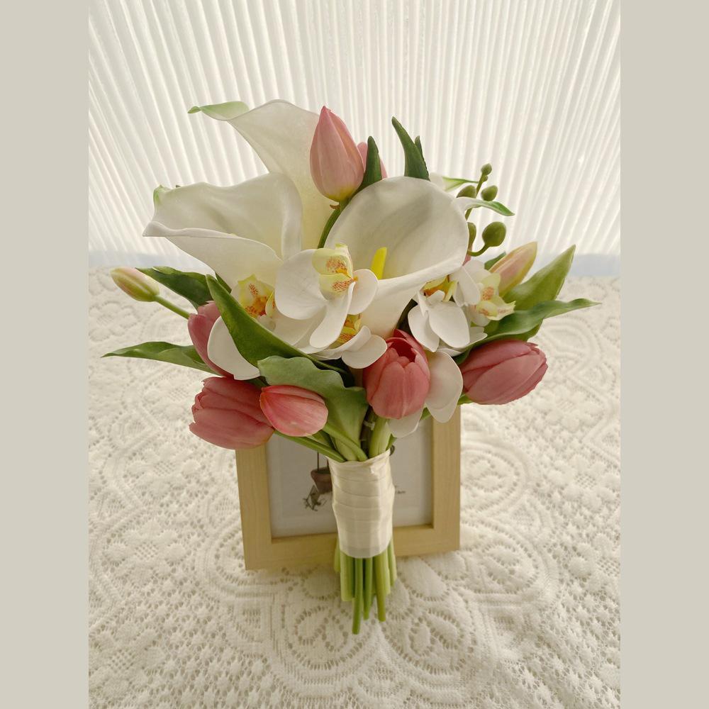 Корейский свадебный букет из тюльпанов и калл для свадебной фотосессии