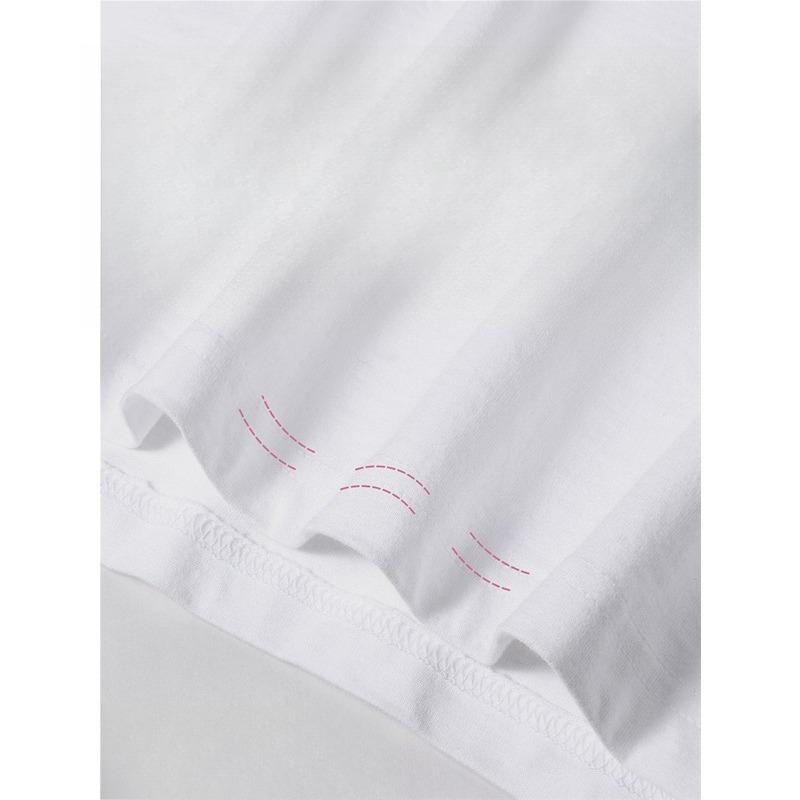 Белая футболка с графикой "Большой палец вверх" и маленькими красными флажками, с европейским размером и русским текстом. Повседневная футболка с круглым вырезом из полиэстера для мужчин с татуировками - Идеальный подарок