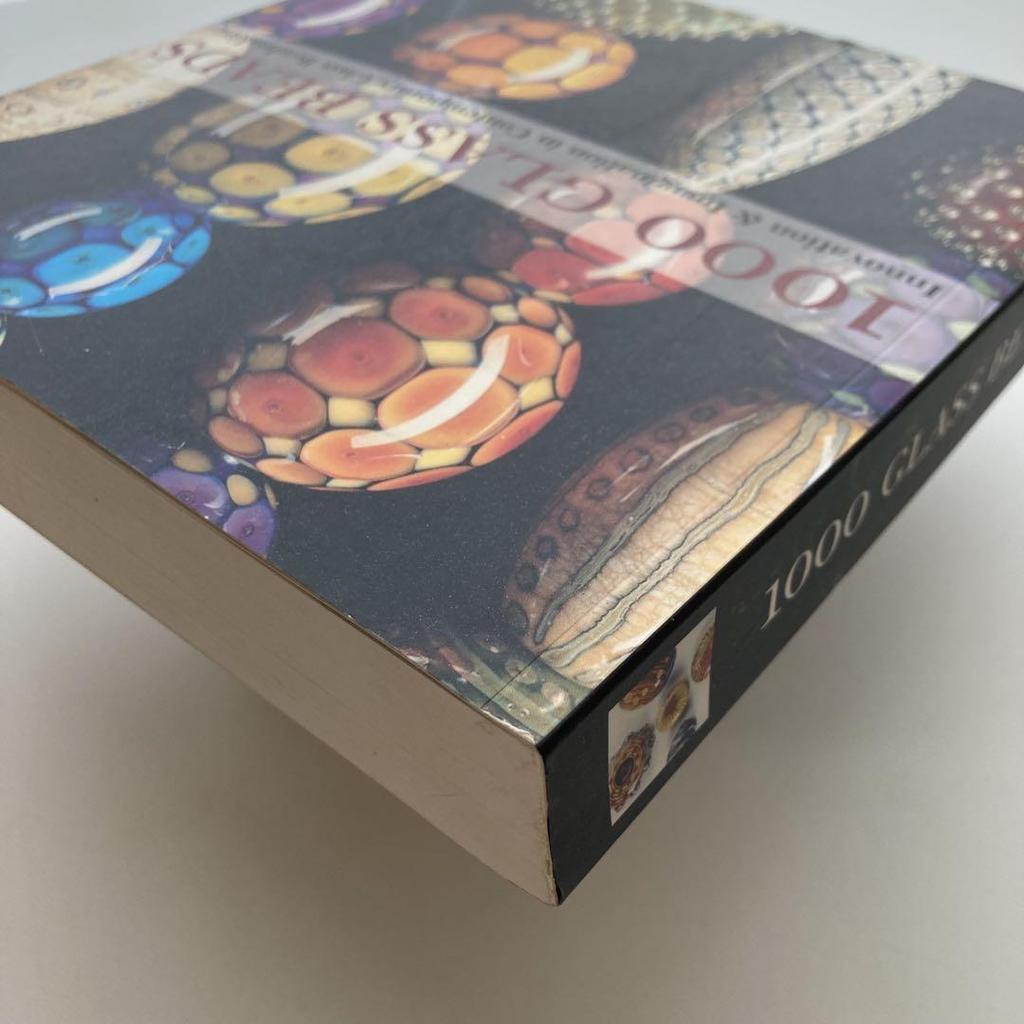 [ИСПОЛЬЗОВАННЫЕ] Иностранные книги: 1000 Стеклянных бусин: Инновации и воображение в современном изготовлении стеклянных бусин