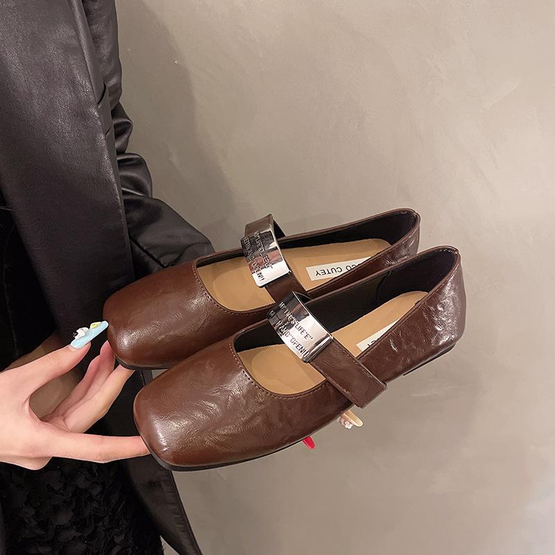 Носите сумку-педаль и полутапочки на улице весна 2025 года, новые туфли с квадратной головкой и плоским дном, темпераментные металлические декоративные туфли muller для женщин