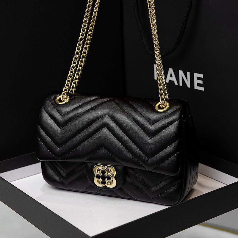 Женская сумка через плечо из натуральной кожи с замком-четырехлистником и цепочкой с бриллиантами