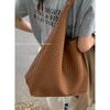 Премиальная плетеная сумка женская 2025 новая осенне-зимняя модная ретро сумка-тоут большой вместимости для поездок на работу на плечо