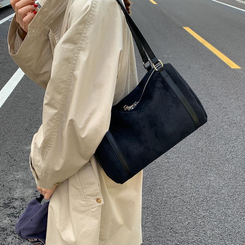 Сумка большой вместимости 2025 новая трендовая ретро универсальная модная сумка через плечо с высоким чувством стиля замшевая сумка-мессенджер для通勤