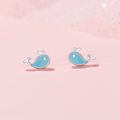 Серьги-гвоздики в форме кита. Женские летние серьги Niche Design Sense. Маленькие, свежие и простые.