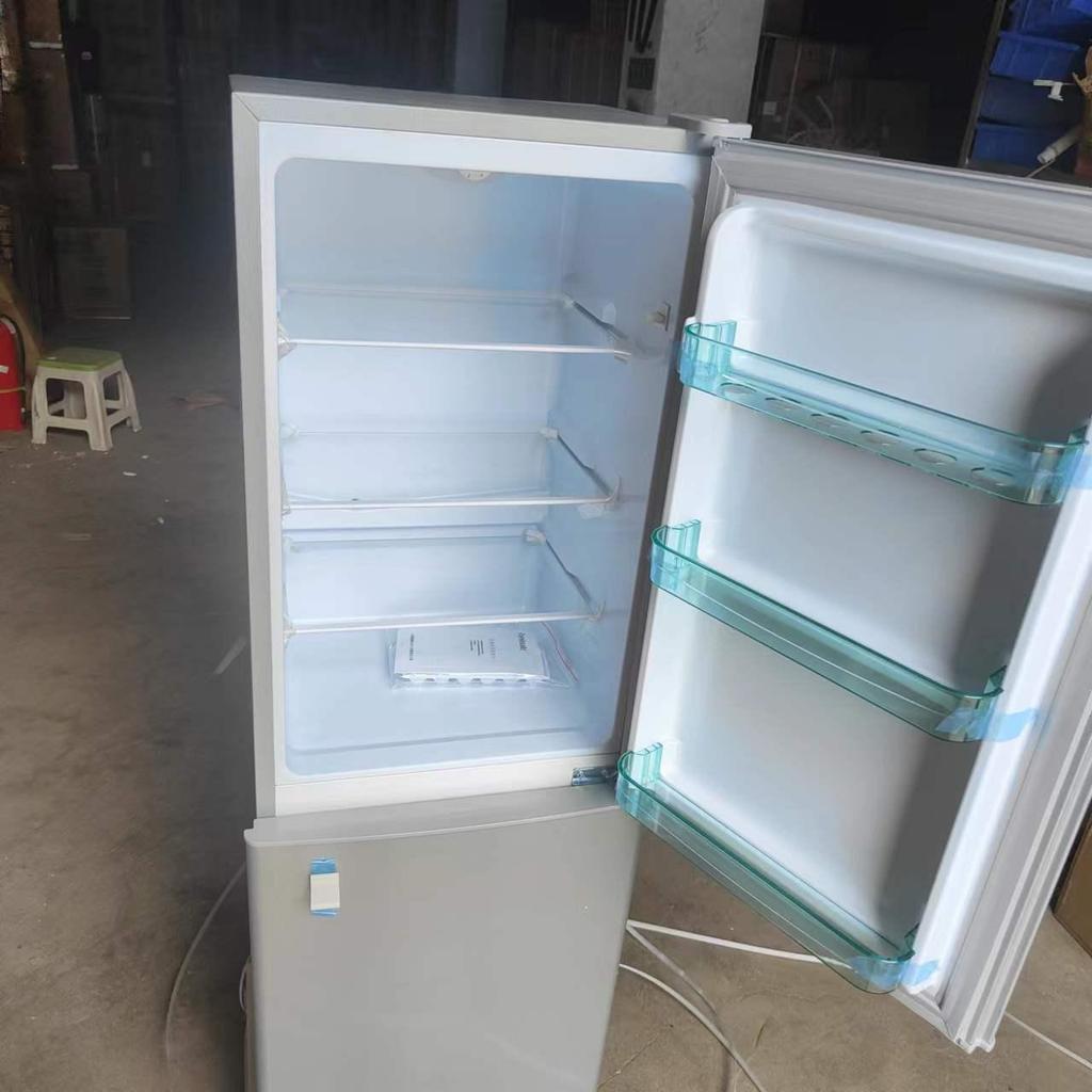 135L Energy-Saving Top-Freezer Refrigerator for Dorms, Rentals - Keeps Food Fresh & Frozen