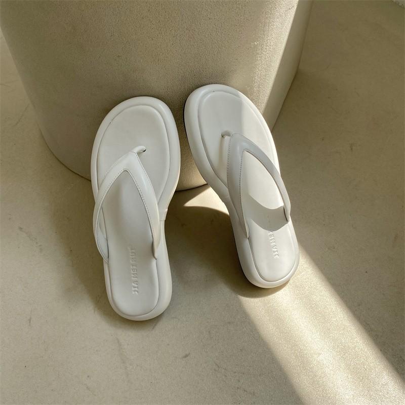 2025 New Slippers Women's Foot-pinching Herringbone Cool Slippers Women's Summer Wear High-end Flat-bottomed Non-slip Casual Shoes