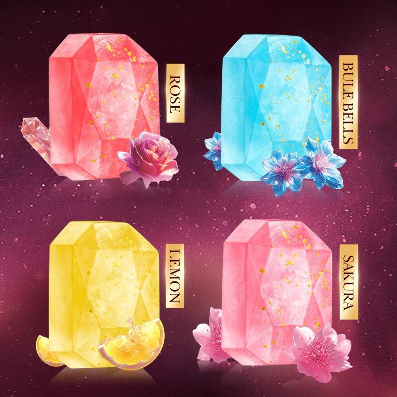 Мыло ручной работы с эфирными маслами «Золотая фольга и бриллианты» очищает кожу от грязи и загрязнений и имеет стойкий аромат. Подходит для всех типов кожи