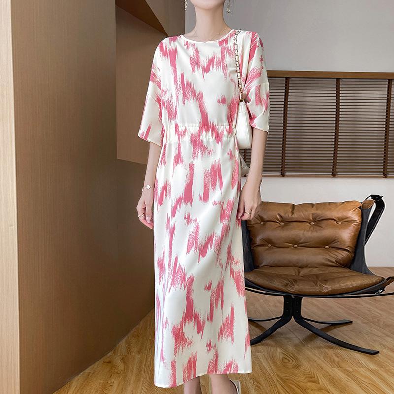 Уникальное французское платье с круглым вырезом и короткими рукавами с принтом, с темпераментом и нежным стилем талии. Женская атласная юбка миди.