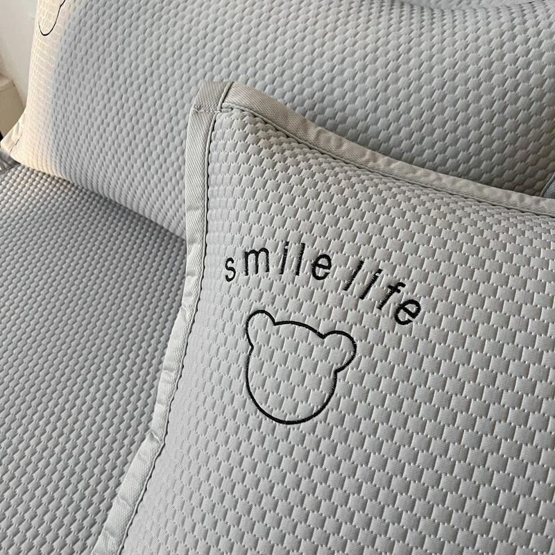 3 шт. Ледяной шелк Коврик для бобов Общежитие Кондиционер Мягкий коврик 2024 Коврик от пыли для кровати (две наволочки в комплекте)