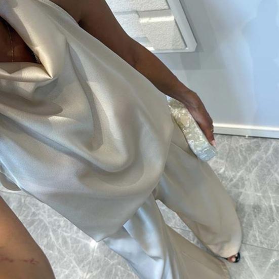 Женские атласные костюмы-двойки: топ-халтер без рукавов и брюки широкого кроя. Повседневный отпускной комплект для отдыха.