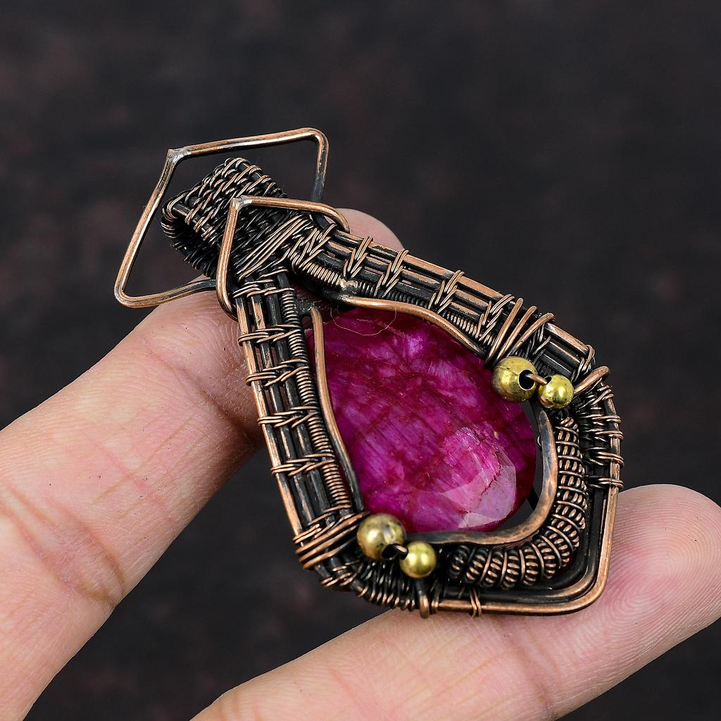 Кулон с ограненным кашмирским рубином, обернутый медной проволокой, кулон ручной работы из меди, элегантный кулон, обернутый проволокой, драгоценный камень, кулон для подарка