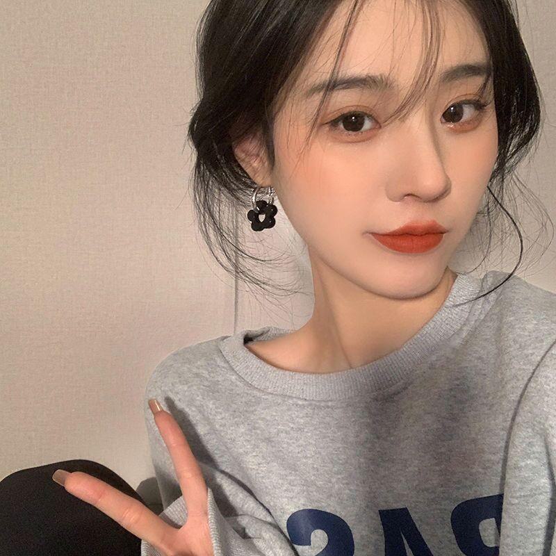 Винтажные красные серьги-кольца в гонконгском стиле: Элегантный женский аксессуар на осень/зиму