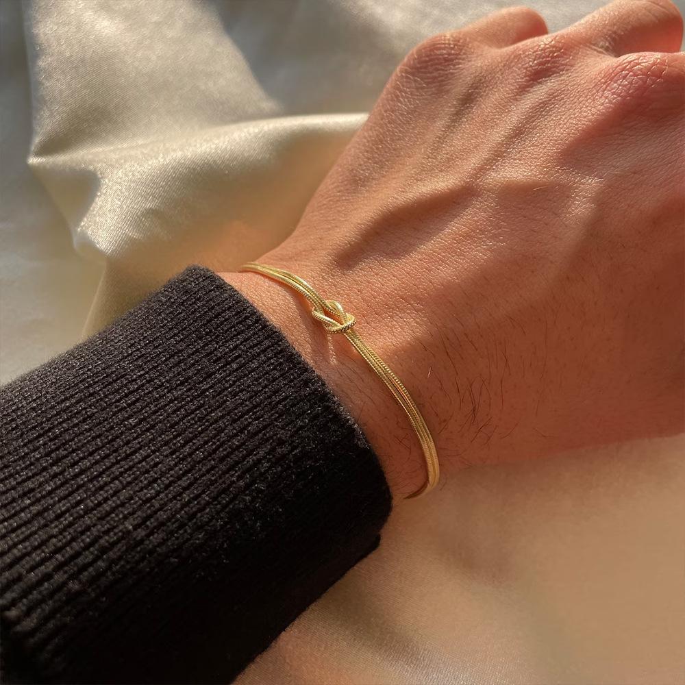 Улица. Браслет Delan Trendy Knotted Snake Bone — стильный предмет европейской и американской моды