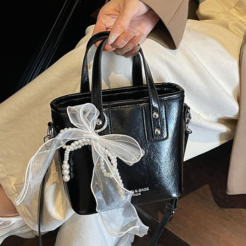New Korean Fashionable Niche Oil Wax Skin Bucket Bag High-end Commuting Foreign Style Retro Messenger Women's Bag
