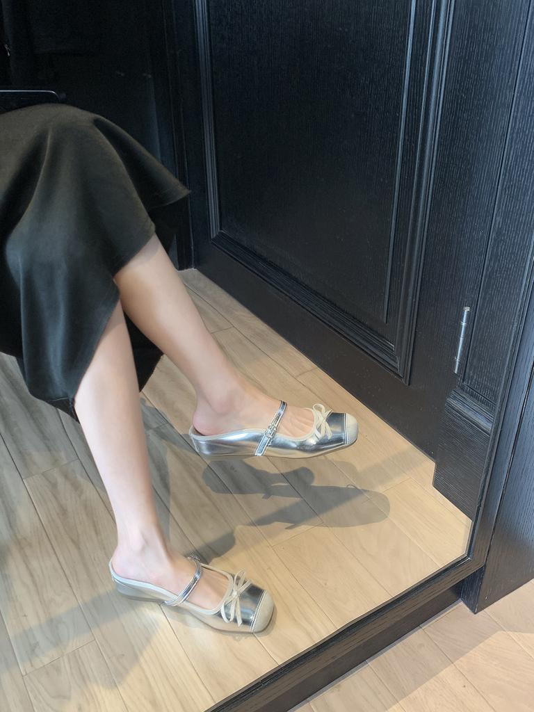 Версия из овчины~ Премиальные серебристые кожаные тапочки с внутренней танкеткой женские летние с бантом, с закрытым носком, на толстой подошве, полутапочки-сандалии