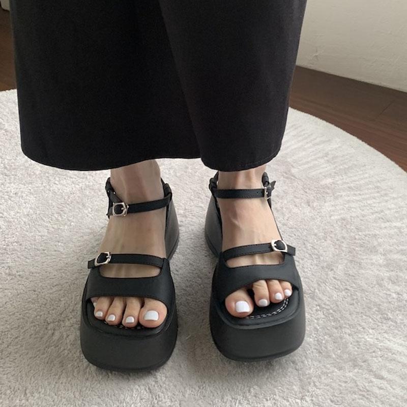 Женские сандалии в романском стиле с толстой подошвой и увеличенной подошвой, новинка 2023 года, модные повседневные простые универсальные однотонные сандалии на лето