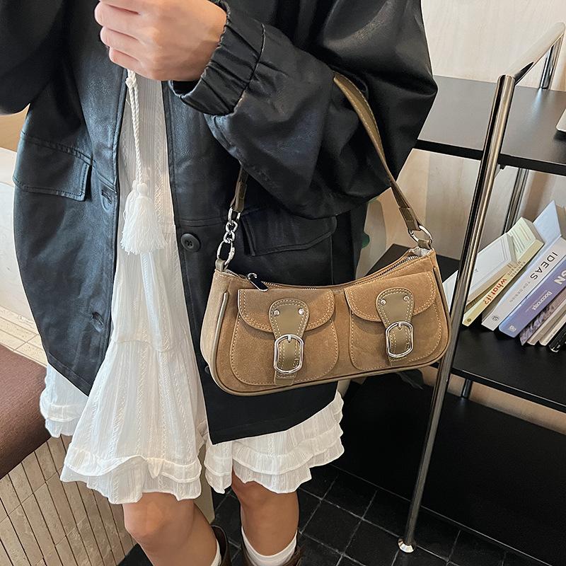 Французский нишевый дизайн замшевая сумка женская 2025 новая в зарубежном стиле универсальная на одно плечо подмышку портативная сумка-багет