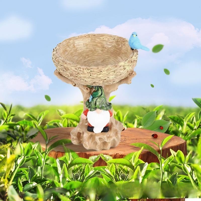 Кормушка для птиц «Маленький эльф» — это высококлассное, нишевое декоративное изделие из смолы в стиле кантри, предмет домашнего искусства и милый дисплей ручной работы.