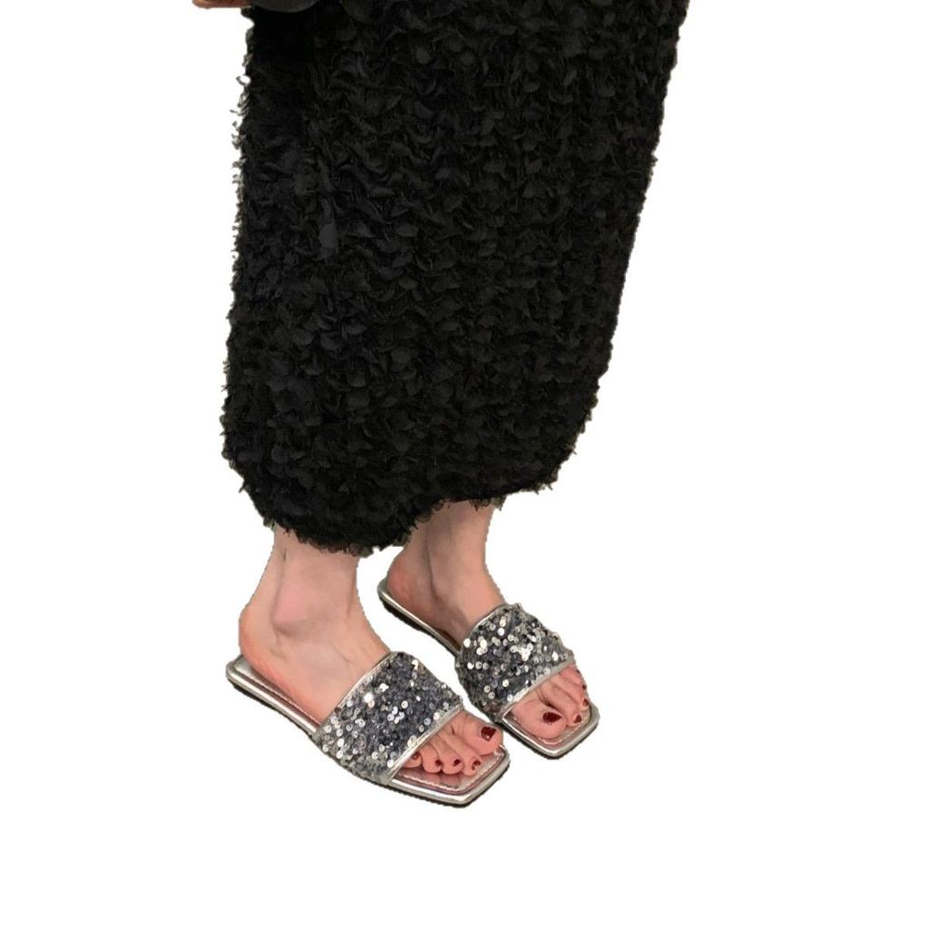 Премиальные серебристые шлепанцы на мягкой подошве, новинка лета 2025, женские сандалии с плоской подошвой, украшенные стразами и пайетками снаружи, для создания образа с темпераментом