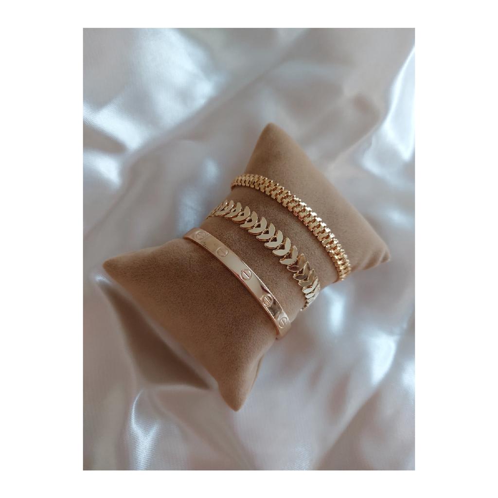 Женский комплект комбинированных браслетов золотого цвета с позолотой