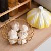 Коробка для хранения имбирного чеснока Симпатичная забавная корзина для чеснока с крышкой Полая дышащая керамическая железная корзина для яиц Кухонные декоративные украшения Симпатичная посуда