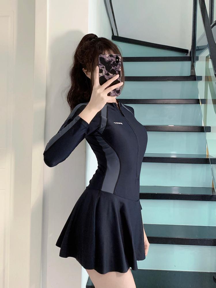 Женский цельный купальник с длинными рукавами