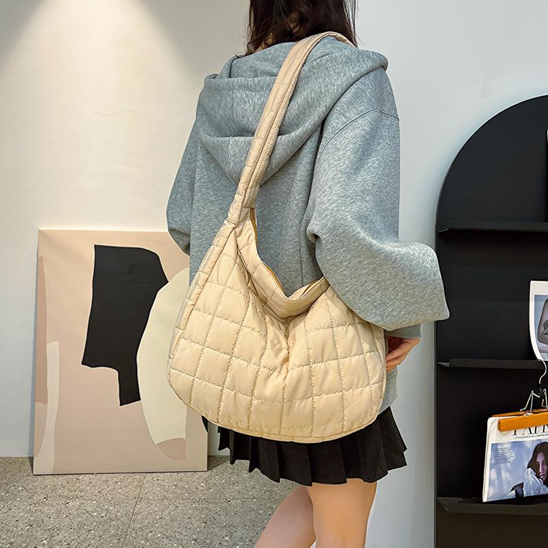 Легкая повседневная квадратная вышивальная нить 2025 осень новый трендовый дизайн большая вместимость плечевая сумка кроссбоди сумка-пельмень