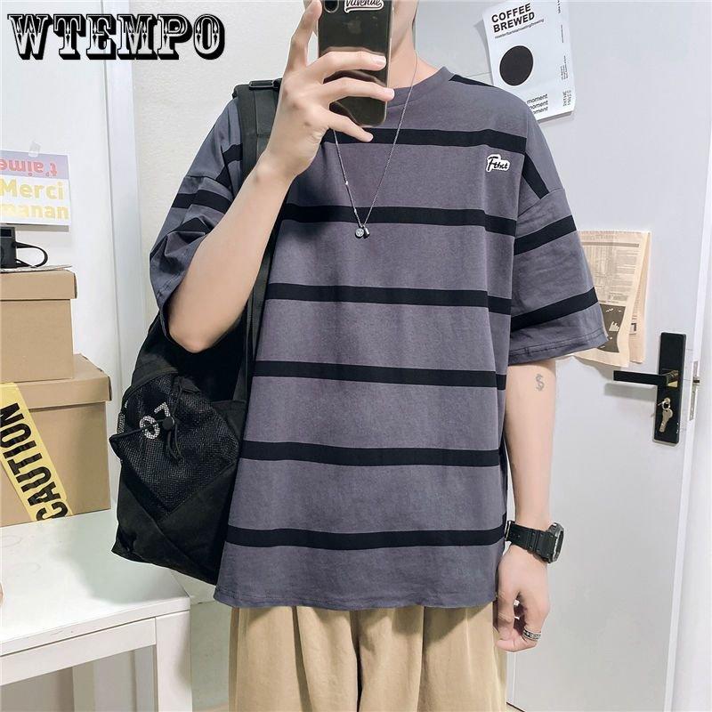 Летняя мужская футболка с коротким рукавом. Свободные и универсальные студенческие модные модные топы с короткими рукавами. Дышащие и впитывающие пот пуловеры в полоску с круглым вырезом.