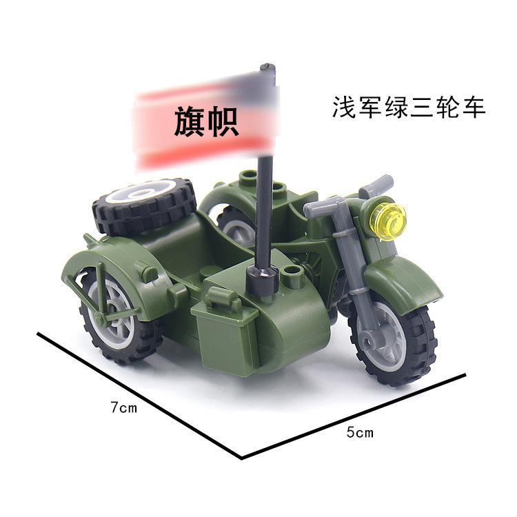 Кукольная военная сцена с разноцветным трехколесным мотоциклом серии Собранный строительный блок