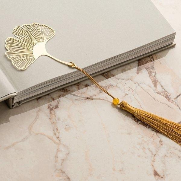 Закладка из листьев гинкго билоба с помпоном и подарочной коробкой