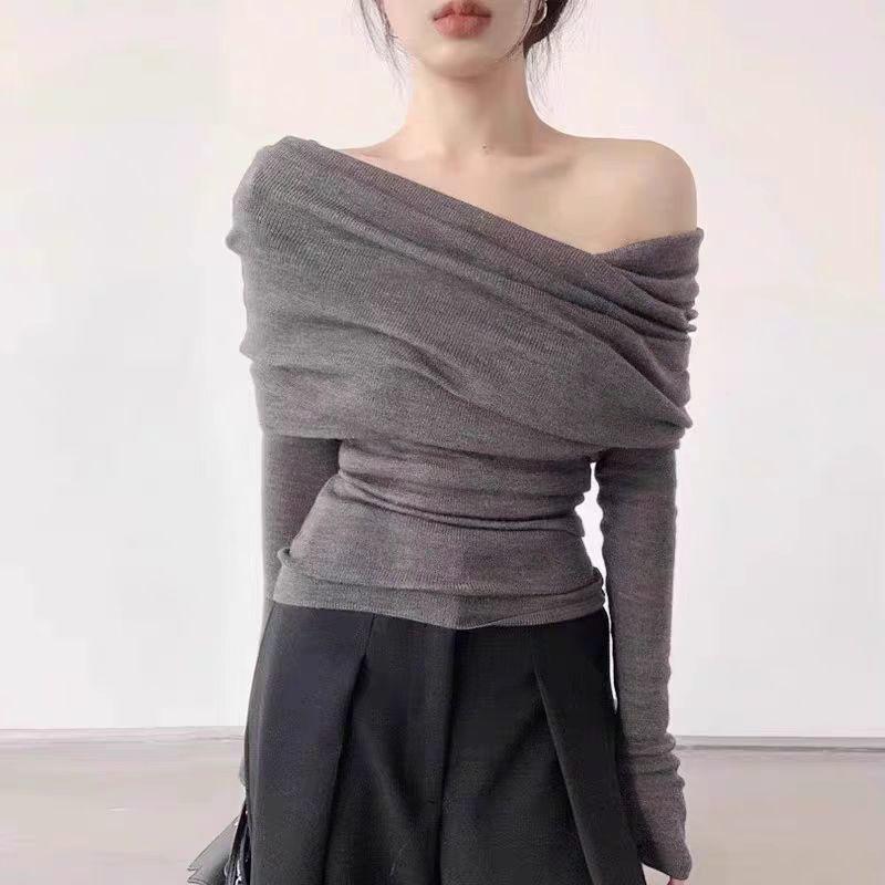 Женский вязаный свитер с открытыми плечами на начало осени 2024 года: Универсальный модный топ на одно плечо