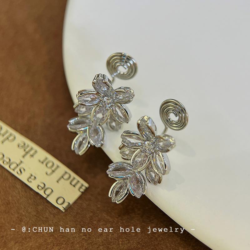Super flash zircon flower leaf ear clips, high-end niche design, celebrity temperament stud earrings, exquisite earrings, no ear piercings.