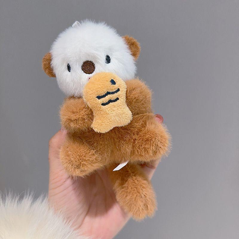 Плюшевая игрушка выдра из коротковорсового материала с застежкой-карабином для декора автомобиля и сумки