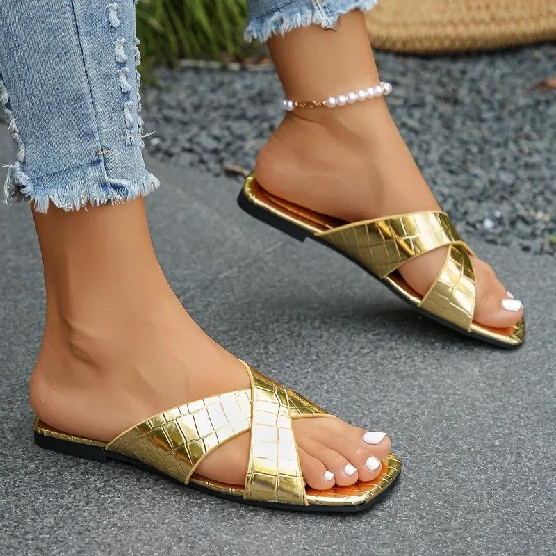 2024 Горячая Распродажа Летние женские тапочки на плоской подошве Глянцевые женские модные дизайнерские тапочки Уличные нескользящие пляжные сандалии с открытым носком