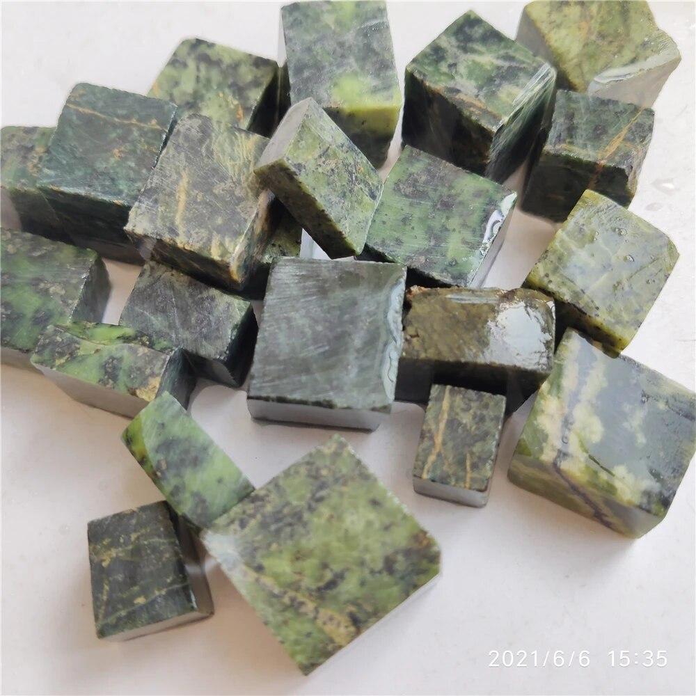 Тибетский темно-зеленый нефритовый здоровый камень, используемый в китайской медицине. Медицинский королевский камень может кипятить воду для здоровья. Энергетический камень.