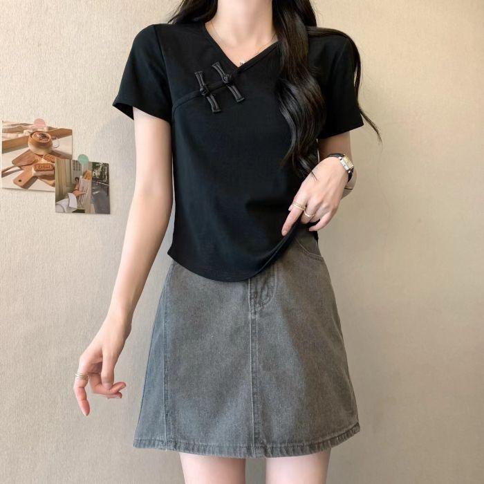 Niche Spice Girl Sexy niche slim-fitting and thin v-neck short-sleeved T-shirt diagonal placket buckle unique new Chinese top ins