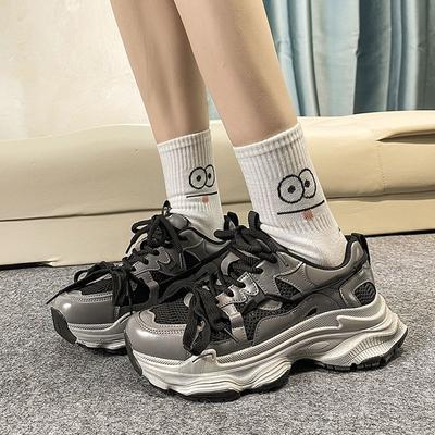 Толстоподошвенные увеличивающие рост папины кроссовки женские весенне-осенние для маленького человека жареная улица новые серебристые повседневные спортивные туфли